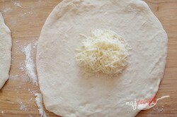 Príprava receptu Extra rýchle cesnakové placky plnené syrom, krok 3