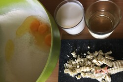 Príprava receptu Veľmi chutná a šťavnatá kokosová raffaello bábovka z hrnčeka, krok 2