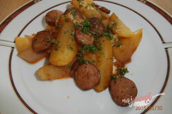 Recept Zapečené zemiaky s cibuľou a párkom