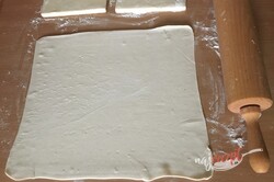 Príprava receptu Salámová roláda z lístkového cesta plnená syrom a klobáskou, krok 1