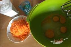 Príprava receptu Rýchly mrkvový koláč s jablkami, krok 2