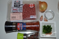 Príprava receptu Rýchly obed alebo večera bez vyprážania. Zapečené zemiaky s mletým mäsom so syrovou prikrývkou, krok 3