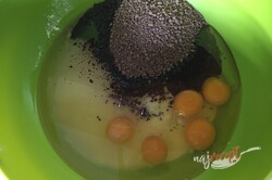 Príprava receptu Šťavnatý Milka koláč s grankom na hrnčeky, krok 2