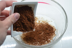 Príprava receptu Máte mlieko a čokoládu? Pripravte lahodný čokoládový dezert bez múky a pečenia, krok 3