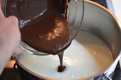 Príprava receptu Máte mlieko a čokoládu? Pripravte lahodný čokoládový dezert bez múky a pečenia, krok 4