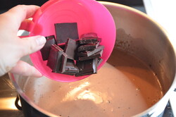 Príprava receptu Máte mlieko a čokoládu? Pripravte lahodný čokoládový dezert bez múky a pečenia, krok 5