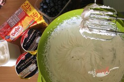 Príprava receptu Tvarohový nepečený cheesecake s čučoriedkami na plechu, krok 2