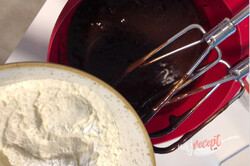 Príprava receptu Perfektná kombinácia brownies cesta s cheesecake krémom a malinami, krok 2