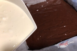 Príprava receptu Perfektná kombinácia brownies cesta s cheesecake krémom a malinami, krok 5