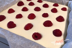 Príprava receptu Perfektná kombinácia brownies cesta s cheesecake krémom a malinami, krok 6
