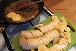 Príprava receptu Neodolateľný banánový chlebík s karamelovými banánmi, krok 3