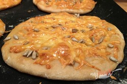 Príprava receptu Chlebové placky so syrom a semienkami, krok 5