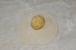Príprava receptu Najchutnejšia náhrada pečiva bez droždia, plnená pretlačenými zemiakmi so strúhaným syrom, krok 4