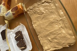 Príprava receptu Nepečené karamelovo-čokoládové rezy so sušienkami, krok 2