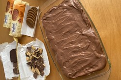 Príprava receptu Nepečené karamelovo-čokoládové rezy so sušienkami, krok 5