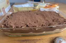 Príprava receptu Nepečené karamelovo-čokoládové rezy so sušienkami, krok 8