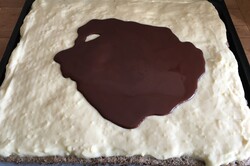 Príprava receptu Výborný makový zákusok s vanilkovým krémom a čokoládovou polevou, krok 12