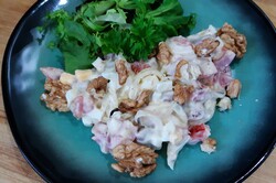 Príprava receptu Geniálny slávnostný šalát s kuracím mäsom a vajíčkom, ochutený delikátnym dresingom, krok 3