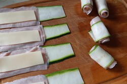 Príprava receptu Cuketové závitky - na cuketu položím syr, plátok šunky, zviniem, opečiem a obed je hotový, krok 4