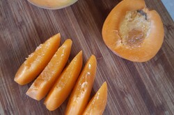 Príprava receptu Jemný ovocný skvost s marhuľami, ktorý za 40 minút prevonia kuchyňu, krok 2