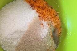 Príprava receptu Mrkvovo kokosový koláč s citrónovou polevou, krok 2