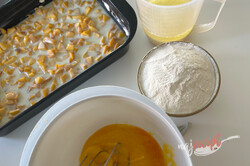 Príprava receptu Nakrájané broskyne, salko, jednoduché cesto a výborný dezert je na svete, krok 3