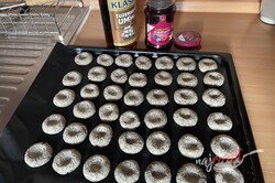 Príprava receptu Čertove makové oči - makové pečivo s višňovým džemom, krok 6
