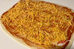 Príprava receptu Pokrivená pizza, zvládne aj začiatočník. Najlepšie slané pečivo, ktoré môžete pripraviť na párty., krok 2