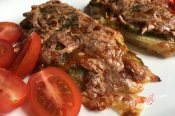Príprava receptu Bravčové kotlety na sicílsky spôsob - uhorka, cibuľa, majonéza s údenou syrovou prikrývkou, krok 8