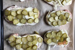 Príprava receptu Bravčové kotlety na sicílsky spôsob - uhorka, cibuľa, majonéza s údenou syrovou prikrývkou, krok 5