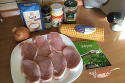 Príprava receptu Bravčové kotlety na sicílsky spôsob - uhorka, cibuľa, majonéza s údenou syrovou prikrývkou, krok 1