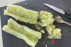 Príprava receptu Letný uhorkový šalát s redkvičkou a cibuľkou, s dresingom z kyslej smotany, krok 1
