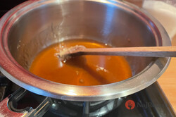 Príprava receptu Fantastický karamelový krém, ktorý sa hodí takmer do každého dezertu, vrátane vianočného pečiva., krok 2