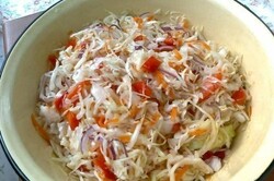 Príprava receptu Kapustový šalát s paprikou, cibuľou a mrkvou, krok 2