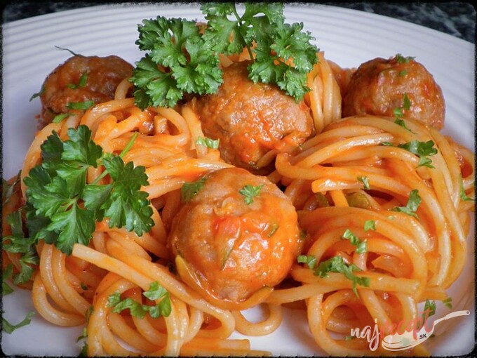 Recept Špagety v zeleninovej omáčke s mäsovými guľkami