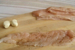 Príprava receptu Cuketové jednohubky plnené kuracím mäsom s cesnakom, krok 2
