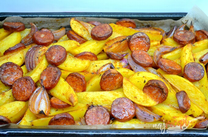 Recept Zapečené zemiaky s cibuľou a párkom