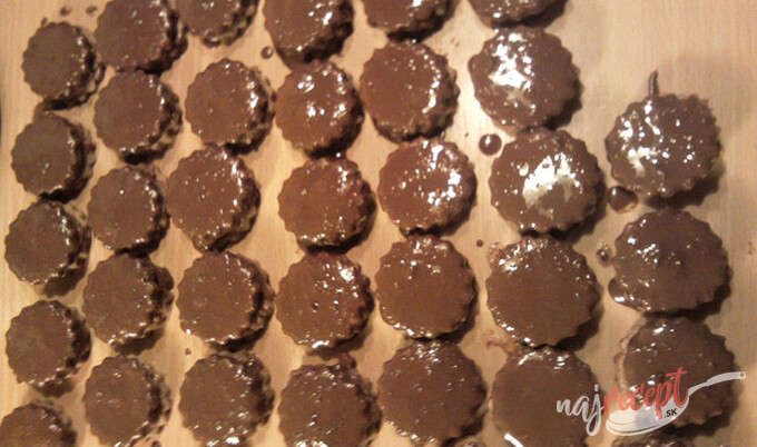 Recept Orieškové mini tortičky poliate čokoládou