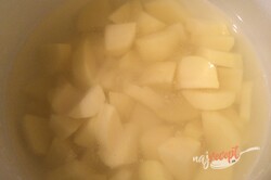Príprava receptu Krémová bryndzová polievka so slaninovými chipsami, krok 1