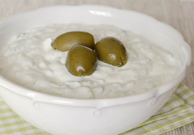 Recept Tzatziki - grécky jogurtový šalát s uhorkou