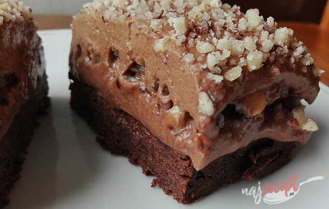 Recept Čokoládové brownies so smotanovou penou