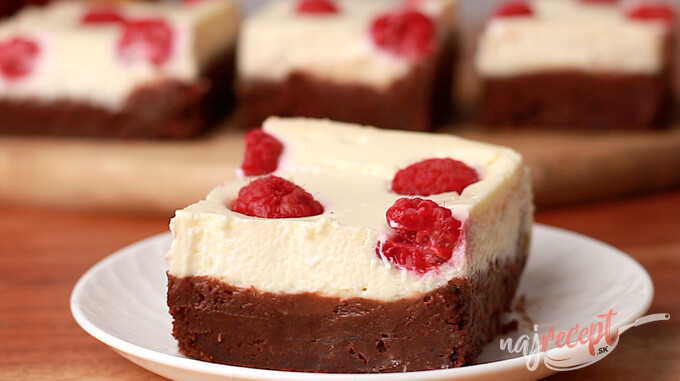 Recept Perfektná kombinácia brownies cesta s cheesecake krémom a malinami