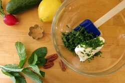 Príprava receptu Zdravé uhorkové jednohubky s pažítkovou nátierkou, krok 2