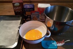 Príprava receptu Fantastické pudingové rezy so šľahačkou a jahodami, krok 1