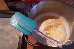 Príprava receptu Fantastické pudingové rezy so šľahačkou a jahodami, krok 2