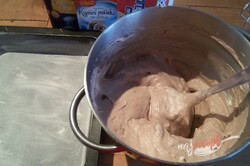 Príprava receptu Fantastické pudingové rezy so šľahačkou a jahodami, krok 3