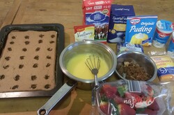 Príprava receptu Fantastické pudingové rezy so šľahačkou a jahodami, krok 6