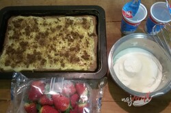 Príprava receptu Fantastické pudingové rezy so šľahačkou a jahodami, krok 11