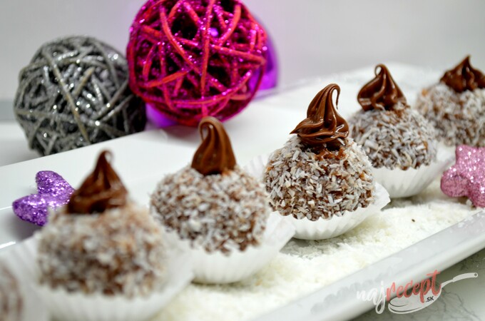 Recept Nepečené vianočné kokosové guľky s čokoládou, ktoré máte hotové za pol hodinku