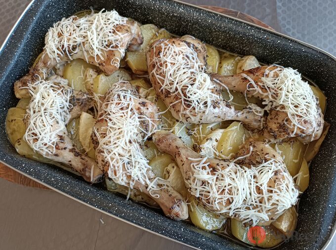 Recept Chrumkavé voňavé kura pečené na zemiakoch a zeleri. Rýchly obed z jedného pekáča bez starosti.